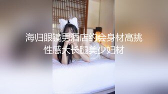 公司领导和刚为人妻的漂亮秘书开车外地出差时,漫漫长夜无事,竟在没人的公路旁玩车震,男的要内射，女的一直说：不要,不要！国语