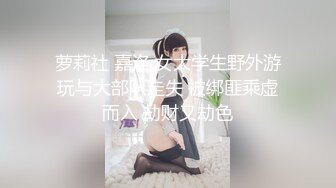 白色抹胸晚礼服，超短裙，大白屁股都是露在外面，丰满大奶子，侧面露出一线天道具插入粉穴