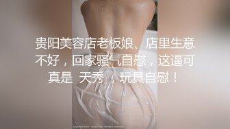 熟女阿姨 边吃鸡边被抠逼 无套输出 内射 表情很舒坦