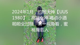  粉色头发卡哇伊眼镜萌妹子啪啪，特写深喉交上骑乘晃动大奶，无毛逼逼掰穴特写