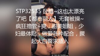 穿着短裙微胖的大四学姐尿尿给他男朋友打电话，抄底她张开的小逼