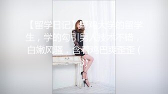 调教反差小骚货让我用脚玩弄她，结果被操疼了，乖乖跪在床上翘起小屁屁迎接大肉棒进入，小白袜超级反差