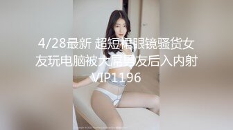 人妻老公在家睡觉，吃完饭送她回家，一路给我口，要求她回家亲亲老公！等下去她家里，我假装外卖小哥送货上门，在她家门口直接无套插一会，她老公应该不会醒吧。 (2)