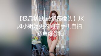 躲在厕所里抽烟的美少妇 光线不太好 小手电上场了