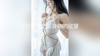 商场女厕隔板下偷拍牛仔裤美女圆鼓鼓的馒头 一条细逼缝