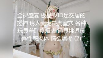 二女一男激烈大战【和小姨子的第一次】两个鲍肥奶大的精神小妹在69互舔，舔爽后抽支烟排队等插长发男的爆插