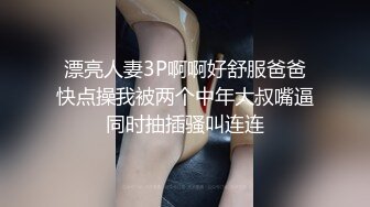  小骚逼露脸洗干净了伺候小哥哥诱惑狼友，舔鸡巴的样子好骚吸蛋蛋