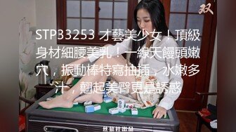 【新片速遞】  美女被抱着 让大鸡吧爆了菊花 这个姿势舒坦 边爆菊边抠逼 淫水直流 骚叫不停