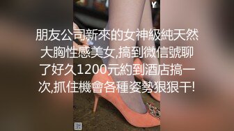 笑起来甜美文静小姐姐，吸奶扣穴调情妹纸很娇羞，深喉口交抬起长腿侧入，扶着小腰后入撞击