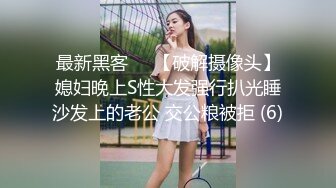 双飞漂亮美女身材苗条细长腿穿上黑丝白丝享受帝王般服务逼逼换着操貌似逼操多了很难射还要手机边看小电影边操