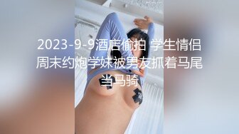 商场女厕全景偷拍熟女少妇 一直盯着摄像头 难道被发现了？