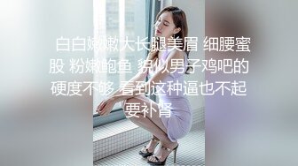 一个人玩两妞全程露脸口交大鸡巴，看两骚妹子亲嘴玩奶又抠逼淫水好多，浪叫呻吟不止让小哥轮流草嘴无套干逼