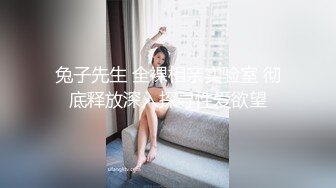 胖虎东南亚约妹短发骚骚妹子口塞项圈，假屌骑乘边深喉口交，上位骑乘抽插无毛粉穴，胖虎加入3P前后一起1