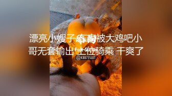  拉皮条的小甜甜露脸户外大秀 发着骚等保安大哥给旁边姐妹破处