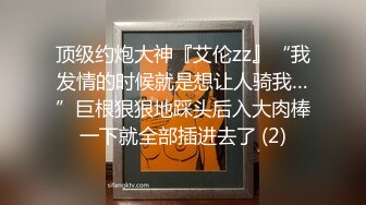 粉色透明內褲騷女地攤上挑香蕉,陰唇完全暴露