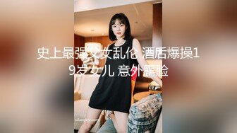 闺蜜老婆双飞一起上互舔互摸，这次单男爽翻了，战斗力也同样给力，我再旁边举着镜头刺激得邦硬，就喜欢老婆最犯贱的样子，最迷人了。单男最后还把老婆抱起来干，好有力量感啊。