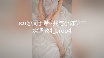 充满诱惑的少妇，黑丝高跟大奶子超级诱人，居家诱惑漏出大奶子夹着AV棒，尿尿自慰道具插逼诱惑的呻吟