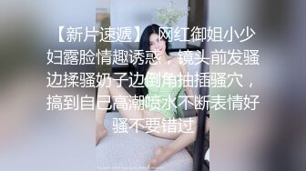 《魔手外购极品厕拍》商业城女厕全景偸拍多位少女少妇熟女方便，后位先拍脸再拍大白屁股，憋尿到极限的良家少妇动作逗死人 (5)