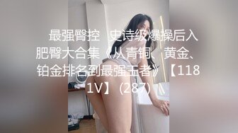 抱着草可爱的娇小女朋友