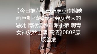   满背纹身萌萌哒双马尾美妞，无聊和炮友来一炮，特写深喉吸吮很卖力，主动上位骑乘，扶着屁股一顿猛操