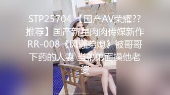 最新厕所偷窥牛仔裤美少妇嘘嘘