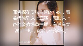 商场女厕全景偷拍极品美女 紧身牛仔老爹鞋站起身展示极品少毛肉坑