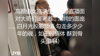 给老婆灌醉穿民国黑丝衣服玩弄，叉开大腿抠一下粉红色的鲍鱼，真实卧室内躺倒床上肆意发挥，附图66P