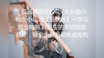 边听动感音乐边享受漂亮纹身女友的吹箫后入猛插