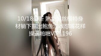 萤石云酒店摄像头偷拍❤️假期开房的白领情侣反差婊眼镜妹缠着玩电脑的男友啪啪