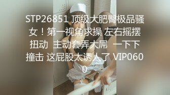 全景偷拍牛仔裤妹子 看着摄像头完全不知道在拍她