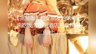 【新片速遞】  肉丝轻熟女 床上就是你的骚母狗 妈妈的骚逼深不深 骚话不停 骚逼猛抠 超大假鸡吧猛插 白浆四溢 