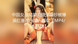 红蚊帐主题情趣套房TP壮实小伙和爱美的骚货女友开房做爱前不停化妆