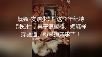 她尽可能地张开双腿，这样你就可以真正看到她将如何取悦她粉红色、湿漉漉的阴户。