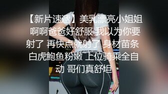 地铁惊现巨婴 手要一直摸着奶子才肯听话 两个戴眼镜的绝配啊都骚