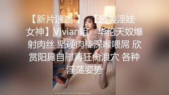 【偷情男女】被小哥骗上床的骚妇，全程露脸让小哥边亲边草，无套抽插舌吻压在身下干的神魂颠倒，表情很是享受