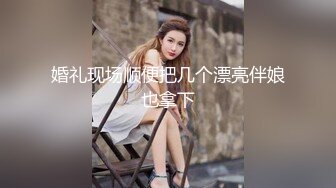  风骚小婊妹让小哥亲着小嘴玩奶子摸屁股慢慢扒光给狼友看