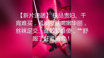 近距离偷拍女神级的美女下面是黑的一塌糊涂