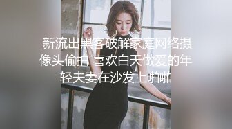 歌厅探花老哥叫了个颜值不错少妇，唱唱歌撩起裙子摸逼，KTV沙发上开操，口交上位骑乘猛操