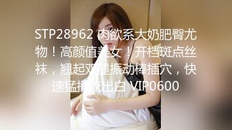 龙哥探花3P极品小骚货，抱着亲小嘴吃奶子玩弄，口活按摩棒玩阴蒂揉骚奶子，按在电脑桌前爆草续