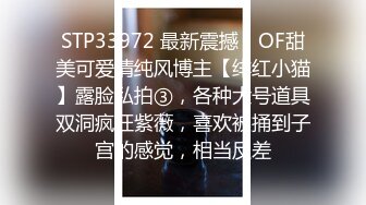 三男两女激情啪啪开始了，洗干净了就上床摸奶玩逼床上沙发口交大鸡巴，谁也不闲着草逼又草嘴精彩又刺激推荐