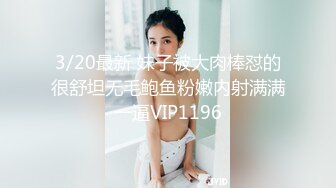 两个骚气少妇性感黑丝短裙双飞啪啪，双女沙发调情互摸口交轮着大力猛操