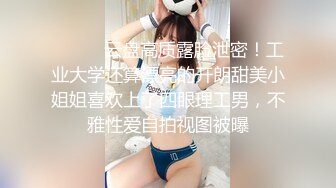 半老徐娘风韵犹存轻熟女骚货，带了眼罩双穴起开，侧睡露鲍鱼，诱惑十足，道具双插