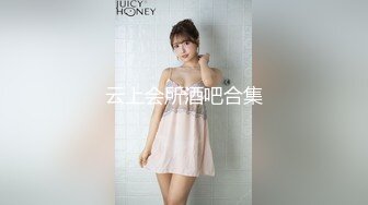 两个小百合餐厅包间里面就玩起来了