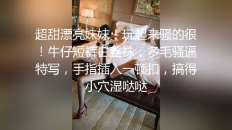 双飞两个小萝莉，逼粉奶子嫩身材好，床上被小哥多体位蹂躏抽插