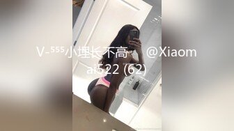 三个中年老骚女全程露脸伺候一根大鸡巴，三女互动吃奶舔逼舔脚，穿上假鸡巴内裤互插抽插，听狼友指挥真刺激