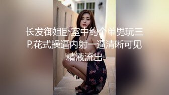 街拍 高挑美女憋不住路边小解