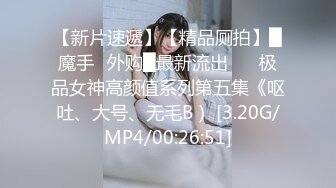 极品CP✅魔手》疯狂大胆坑神躲进商场女_厕独占一个坑位隔板缝中偸_拍各种B形妹子方便▲极限特写镜头快要碰到B了 (2)